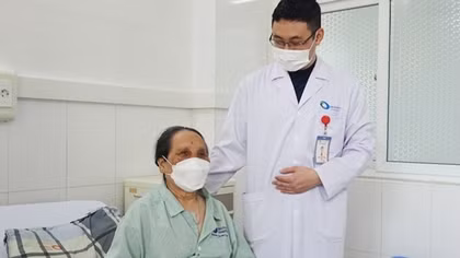 Phẫu thuật cho cụ bà có tâm vị dạ dày "chui" lên lồng ngực