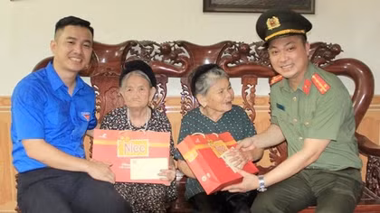 Đoàn thanh niên Văn phòng Bộ Công an phối hợp trao tặng nhiều công trình có ý nghĩa