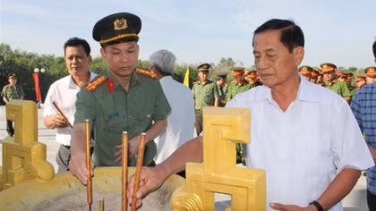 Dâng hương tri ân các Anh hùng, Liệt sỹ ở Đồi Cao và căn cứ Bàu Rong