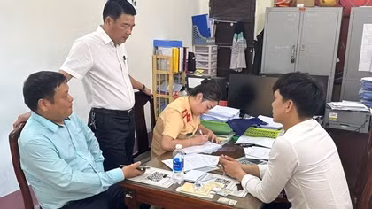 Tài xế taxi điện nghênh ngang quay đầu xe trên cầu Trường Tiền