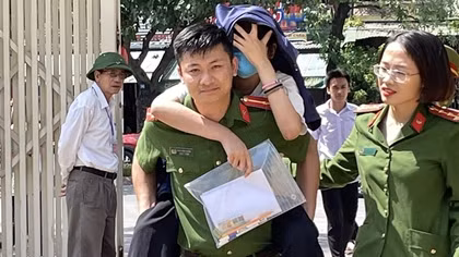 Xúc động hình ảnh Thượng uý Công an cõng thí sinh bị gãy chân vào phòng thi