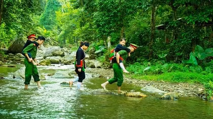 Sắc đỏ tháng Ba...