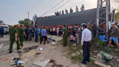 Lời kể của nhân chứng vụ xe khách tông xe container khiến 8 người tử vong