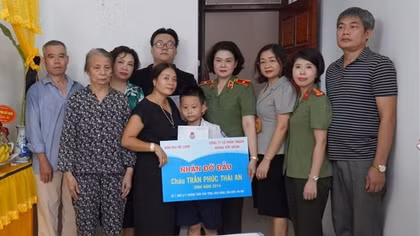 Đỡ đầu trẻ em mồ côi bước vào năm học mới
