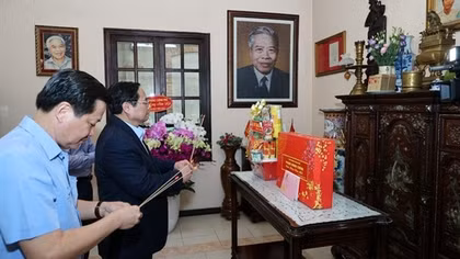 Thủ tướng Phạm Minh Chính dâng hương tưởng nhớ các đồng chí cố Thủ tướng Chính phủ