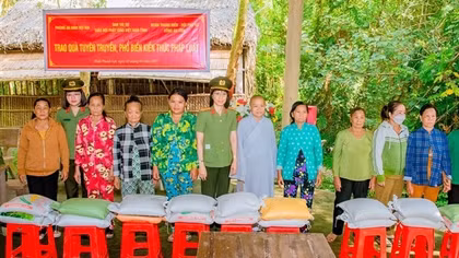 Công an tỉnh Bạc Liêu tặng quà nhân dân vùng căn cứ cách mạng
