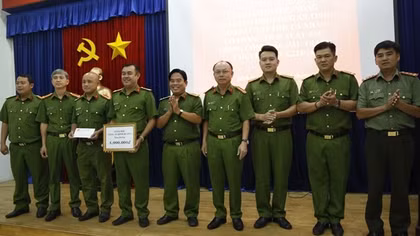 Khen thưởng Ban chuyên án khám phá nhanh vụ tạt axit làm một phụ nữ tử vong