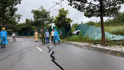 Công an Đắk Nông đưa người dân và tài sản ra khỏi nơi có nguy cơ sạt lở