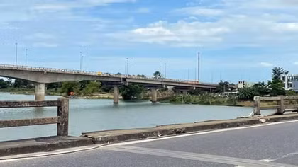 Nứt gãy nghiêm trọng lan can cầu Câu Lâu cũ bắc qua sông Thu Bồn