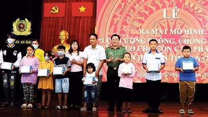 Ấm áp tình người phía sau song sắt