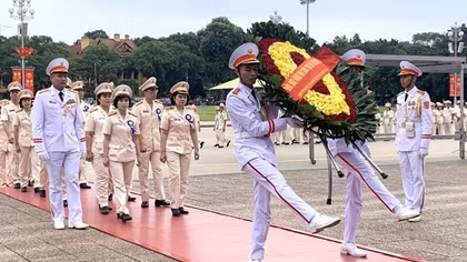 Đoàn đại biểu Công đoàn CAND vào lăng viếng Chủ tịch Hồ Chí Minh