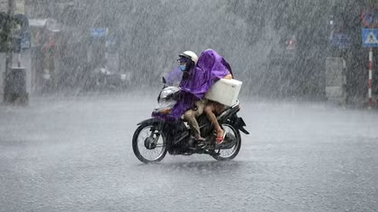 Mưa giông khắp miền Trung, Bắc Bộ trời nắng