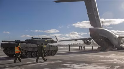 Siêu tăng Leopard 2 đầu tiên lên máy bay sang Ukraine