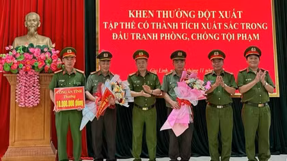 Khen thưởng tập thể có thành tích bắt giữ 18.000 viên ma túy tổng hợp