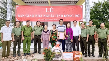 Công an Bạc Liêu trao tặng 16 nhà Nghĩa tình đồng đội cho thân nhân liệt sỹ CAND