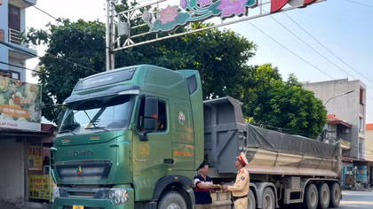Nghĩ rằng chủ doanh nghiệp có ảnh hưởng lớn, tài xế gọi trợ giúp mỗi khi bị CSGT kiểm tra