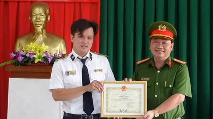 Nhân viên bảo vệ siêu thị không tham 100 triệu đồng của rơi