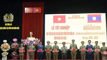 Học viện Chính trị CAND trao bằng tốt nghiệp cho các học viên Lào