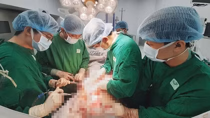 Cứu sống ngoạn mục bệnh nhân bị 5 vết dao đâm thấu ngực bụng