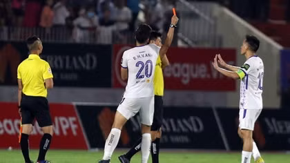 Nguyễn Văn Quyết bị phạt nặng: Thêm một vết gợn của V-League