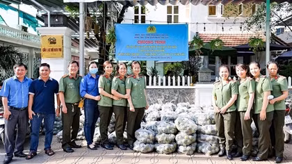 Công an TP Cần Thơ hỗ trợ nông dân Vĩnh Long tiêu thụ cam sành
