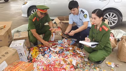 Thu giữ hàng nghìn sản phẩm đồ ăn, thức uống không rõ nguồn gốc