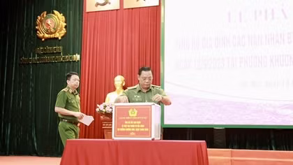 Công an TP Hà Nội quyên góp ủng hộ gia đình các nạn nhân trong vụ cháy chung cư mini