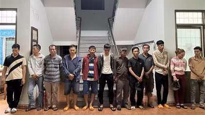 Triệt xóa sòng bạc được "cảnh giới từ xa" trong rừng keo