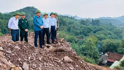 "Cưa ngọn" quả đồi để ngừa nguy cơ sạt lở ở khu dân cư