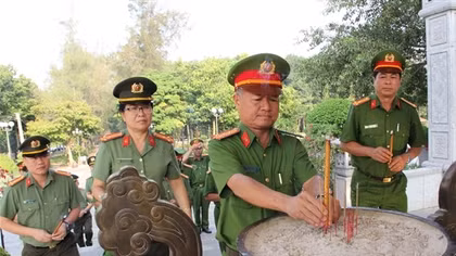 Công an Tây Ninh dâng hương tri ân các Anh hùng – Liệt sĩ CAND