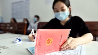 Thủ tướng chỉ đạo: Không được yêu cầu người dân xuất trình sổ hộ khẩu, sổ tạm trú giấy