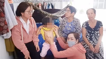 Tạm giam đối tượng bạo hành con gái nuôi 3 tuổi