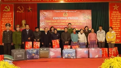 Công an tỉnh Sơn La thăm, tặng quà cho nhân dân vùng biên giới