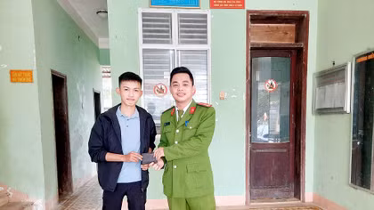 Tân binh CAND nhặt được ví tiền tìm trả người đánh rơi