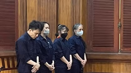 Mẹ và “con gái nuôi” dàn cảnh quan hệ tình dục để tống tiền cụ ông 70 tuổi