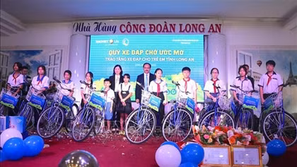 Tặng xe đạp cho trẻ em có hoàn cảnh khó khăn