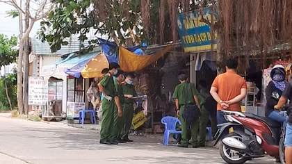 Nam học sinh lớp 9 đâm chết người trước cổng trường