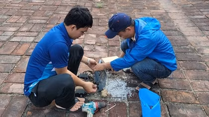 Sửa chữa, thay mới hàng loạt cụm đèn chiếu sáng tại Kỳ đài Huế do bị kẻ gian đập phá