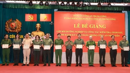 Bế giảng lớp bồi dưỡng nghiệp vụ kiểm tra, giám sát