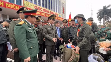 Thứ trưởng Lê Quốc Hùng dự lễ giao nhận quân tại tỉnh Thừa Thiên-Huế