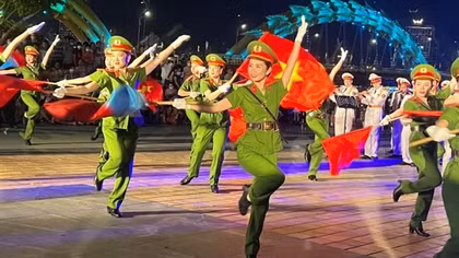Ấn tượng màn biểu diễn của Đoàn Nghi lễ CAND tại thành phố bên sông Hàn