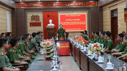 Trao thưởng cho các đơn vị có thành tích xuất sắc của Công an tỉnh Quảng Bình