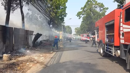 Dập tắt đám cháy lớn ở bãi rác tự phát gần chợ