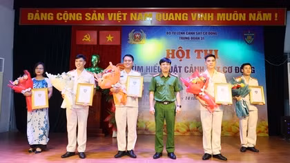 Cảnh sát bảo vệ mục tiêu tổ chức sân chơi tri thức tìm hiểu Luật Cảnh sát cơ động