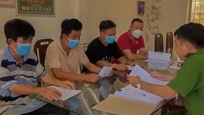 Tuần tra trên đường, phát hiện 4 đối tượng tham gia cá độ bóng đá