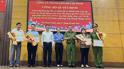 Khen thưởng tổ liên gia kịp thời cứu 5 người thoát khỏi đám cháy lúc rạng sáng