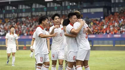 Thắng dễ Singapore, U22 Việt Nam leo lên đầu bảng