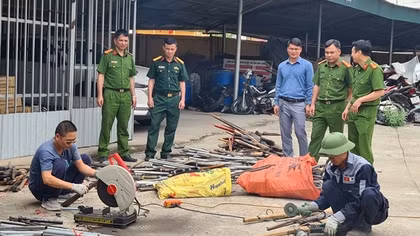 Công an huyện Lục Nam tiêu hủy hàng loạt vũ khí, pháo nổ