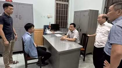 Bắt đối tượng dùng can xăng khống chế con tin để đòi nợ