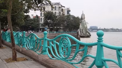 Hà Nội: Tiến hành lắp đặt lại hàng nghìn quả cầu gang trên lan can quanh hồ Tây